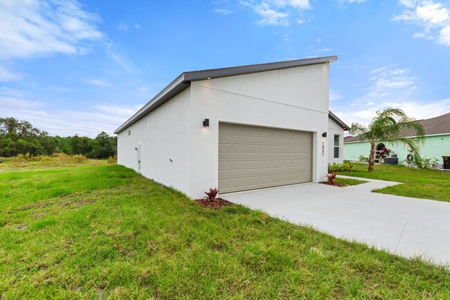 Building Photo - 1057 Sabine Pl