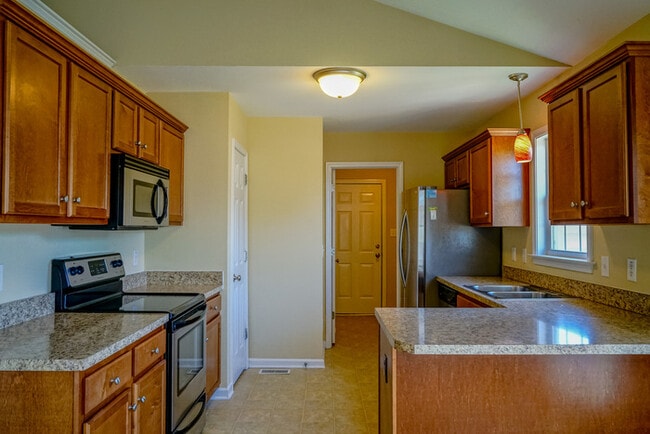 Building Photo - Ranch Home | Back Deck | Fenced In Backyar...