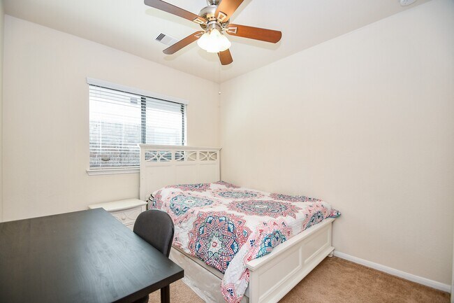 Building Photo - 5619 Drumlin Field Way