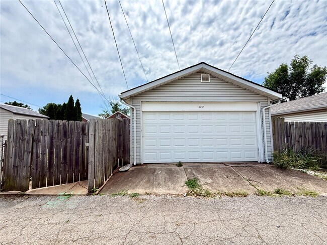 Building Photo - 5457 Robert Ave