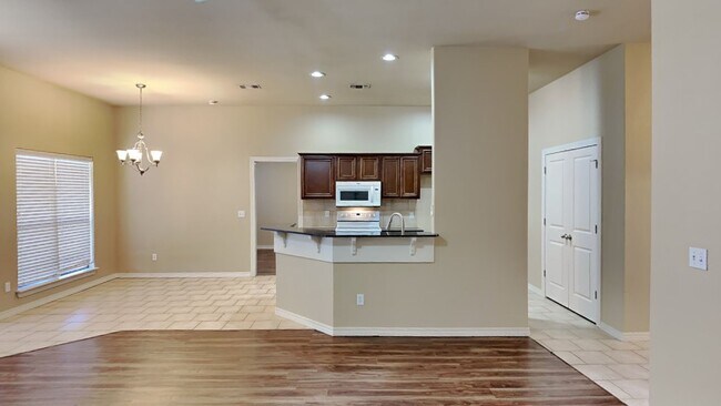 Building Photo - 4 Bedroom Home in Edmond