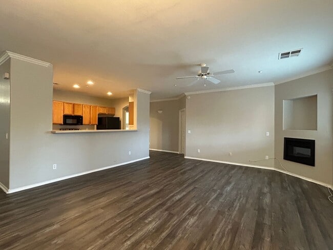 Building Photo - 955 E Knox Rd