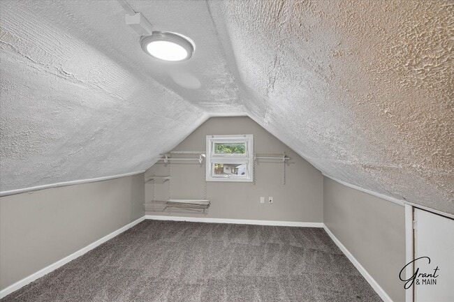 Building Photo - $1300 2 bedroom bungalow