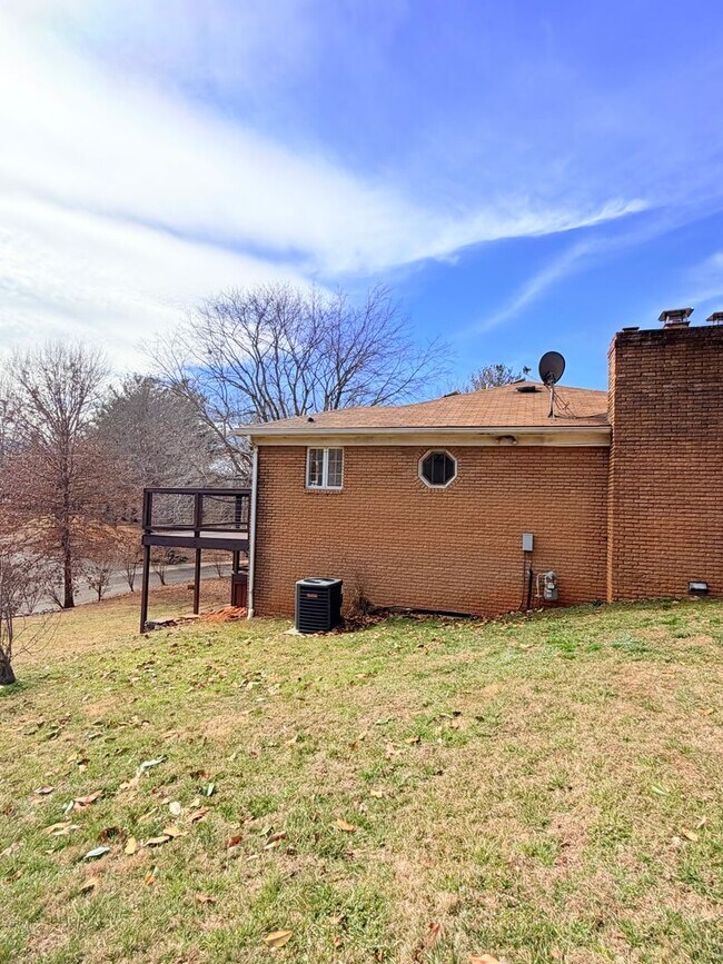 Building Photo - 3 Bed, 2 Bath Pet Friendly Downtown Asheville Location, Available Now - Lawn Care Included!
