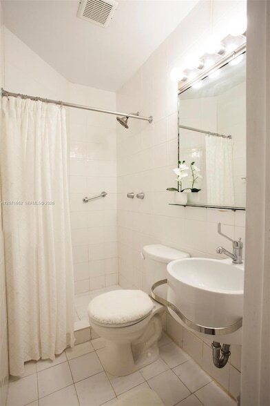Building Photo - 4720 Pine Tree Dr
