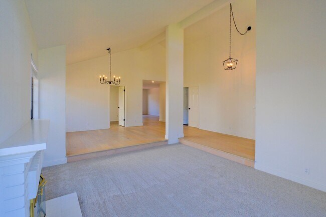 Building Photo - Gorgeous 3 Bedroom with office or separate...