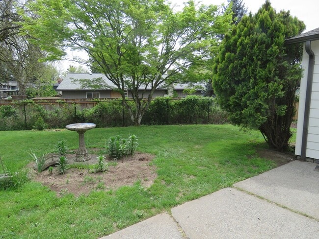 Building Photo - Remodeled Ranch 3 Bedroom 2 Bath with Larg...