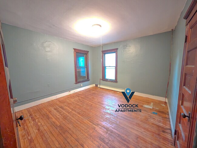 Building Photo - 582 Ferry St