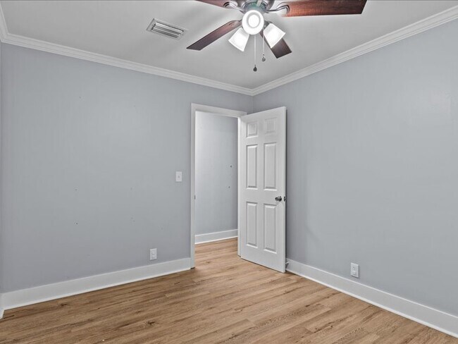 Building Photo - 302 Cedar Dr