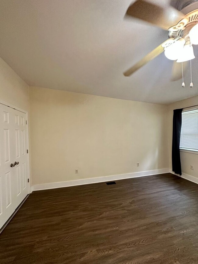 Building Photo - 717 Golfview Dr