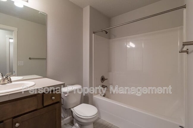 Building Photo - 5831 NE 56th Pl