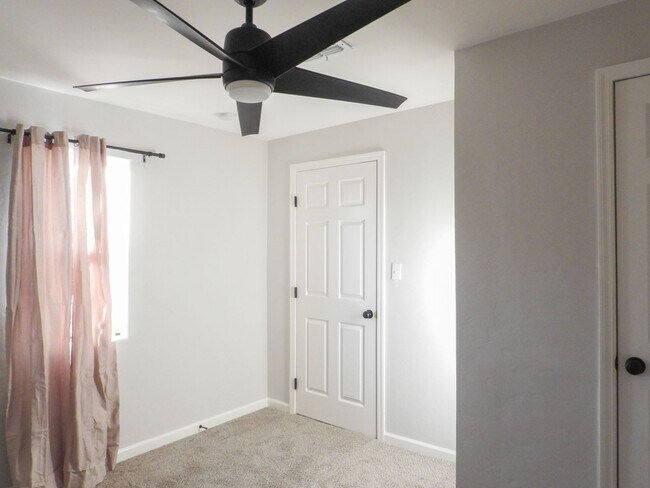 Building Photo - Close to Downtown 3 Bed 2 Bath with Fenced Backyard