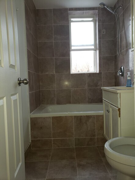 Building Photo - 6812 N Wayne Ave