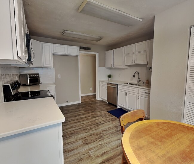 Building Photo - Don't miss your opportunity to make this Camelot gem your next home—schedule your tour today!