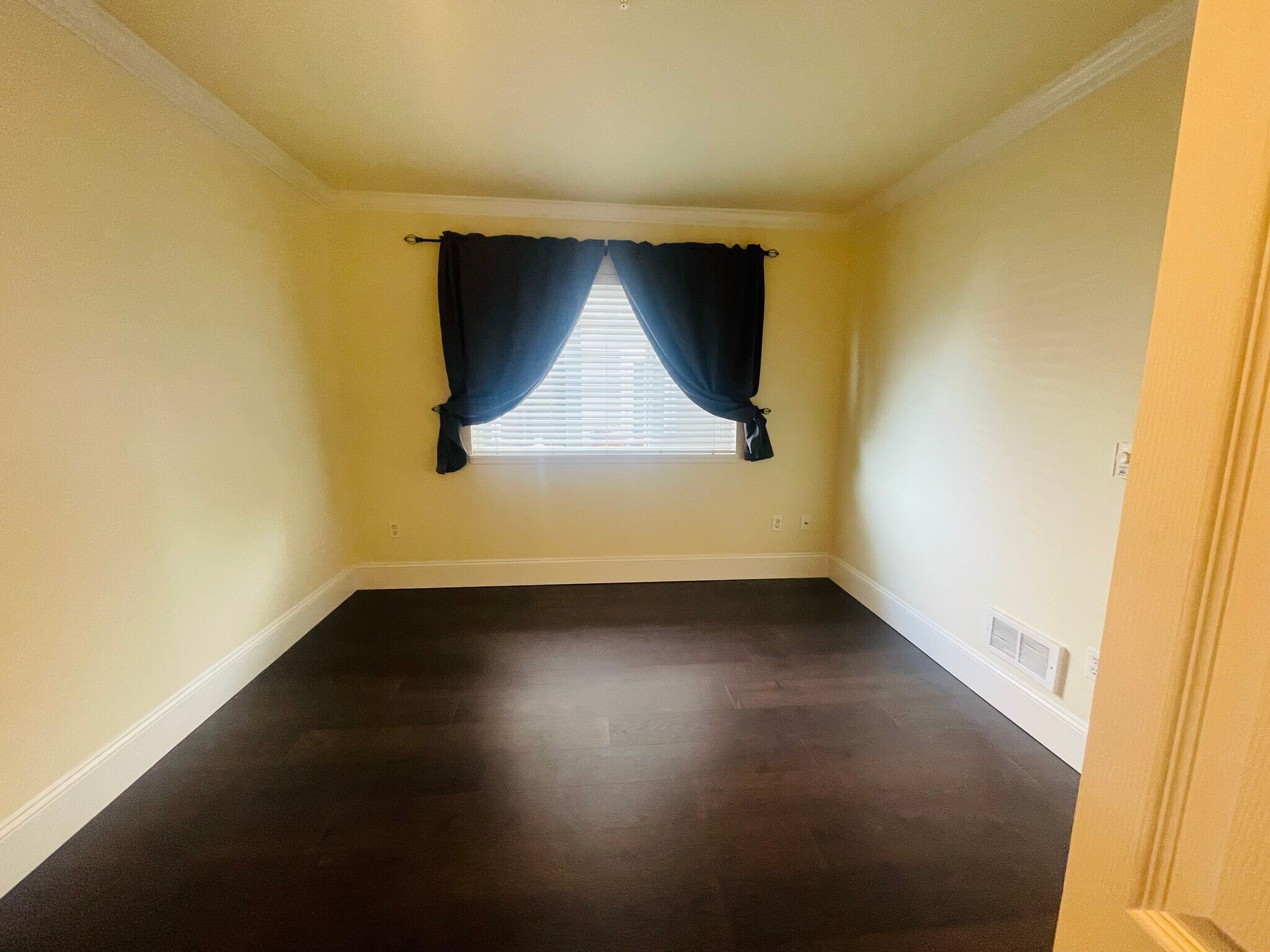 Building Photo - 524 6th Ave W