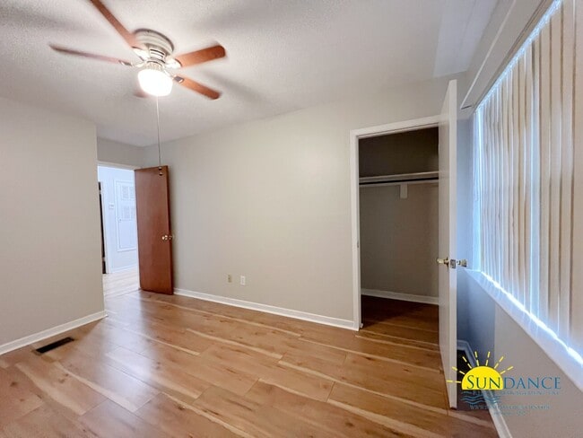 Building Photo - Quaint 2 Bedroom Townhouse in Fort Walton Beach!