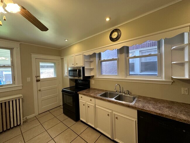 Building Photo - 1933 W Cedar St