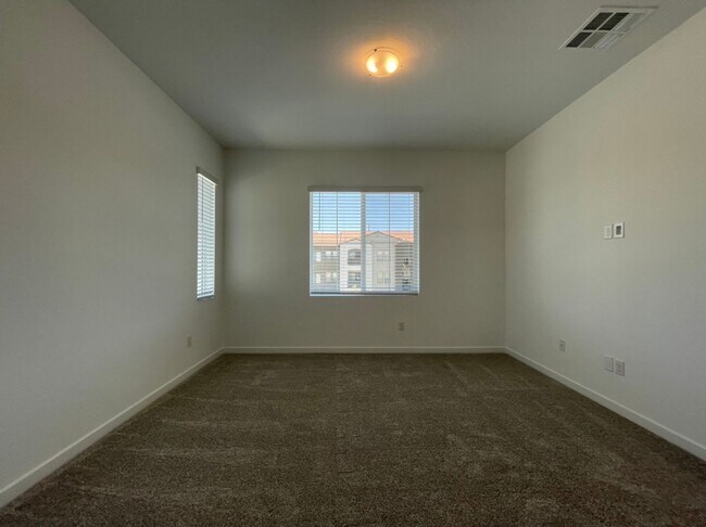 Building Photo - GATED 3 BED 3 BATH 2 CAR GARAGE TOWNHOUSE w/ LOFT + ROOM DOWNSTAIRS & COMMUNITY POOL IN HENDERSON