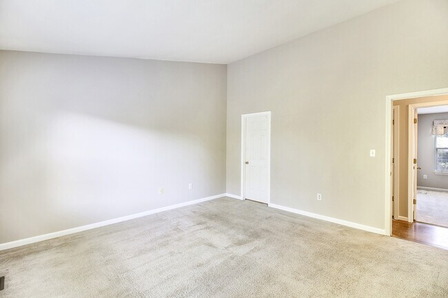 Building Photo - FENCED IN YARD!!!  Beautiful 4/3 UPDATED SF Home in Gaithersburg