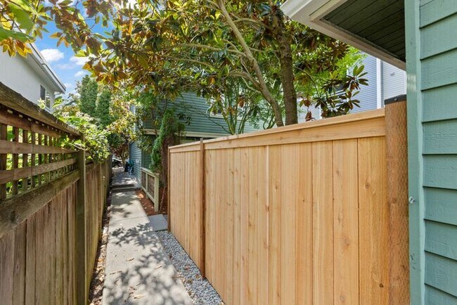 Building Photo - Charming AIR CONDITIONED Alki Townhome