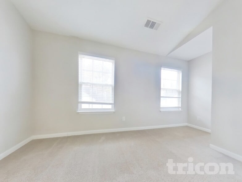 Building Photo - 220 Oak Grove Way