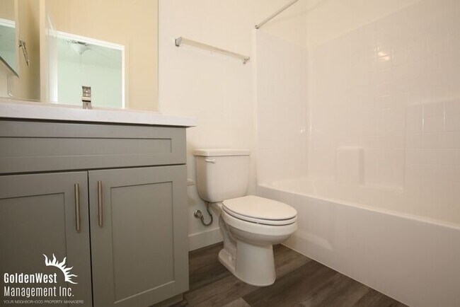 Building Photo - Modern 4Bdm 4.5 Ba Townhome in Desirable Las Vegas Community