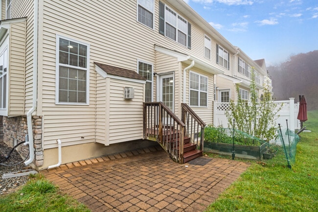 Building Photo - 2 Greenwich Ct