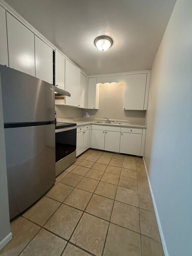 Building Photo - 2 Bedroom Unit was recently renovated.  Live walking distance from the downtown square or steps f...