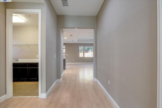Building Photo - 1610 Chestnut Ct
