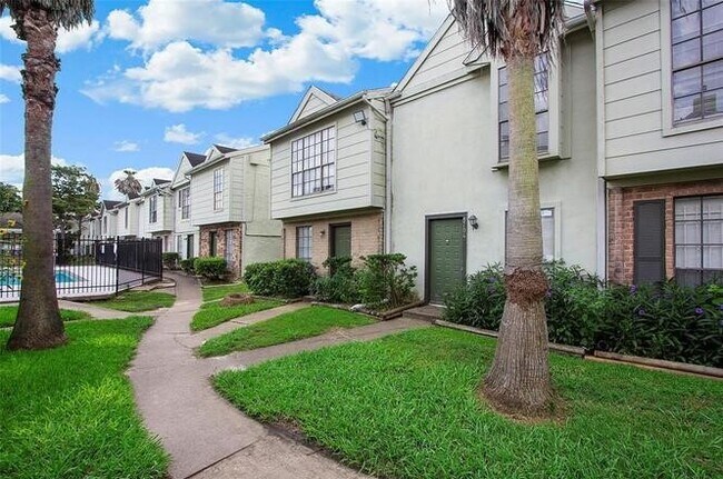 Building Photo - 8704 Victorian Village Dr