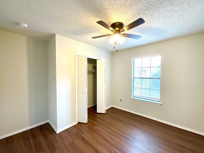 Building Photo - **APPLICATION RECEIVED** **MOVE IN SPECIAL!!** Spacious 2 Bedroom / 2 Bath Unit!