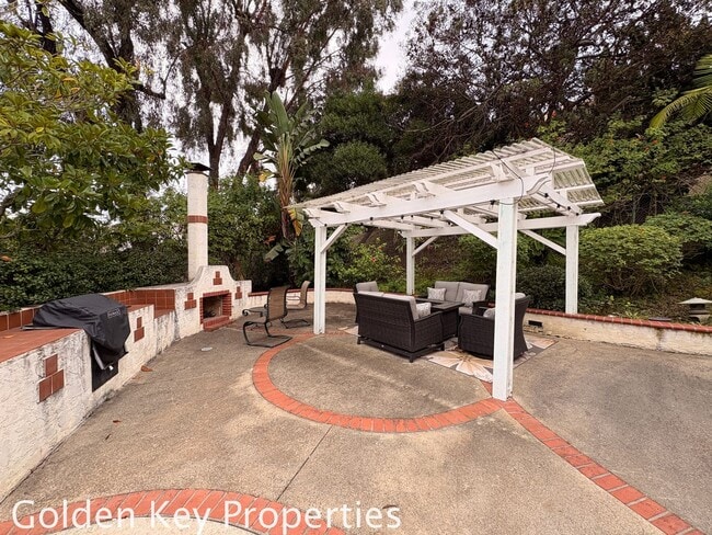 Building Photo - Welcome to this spacious granny flat located in charming Olde Carlsbad!