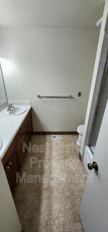 Building Photo - 1377 E Wright St