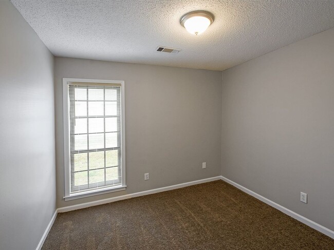 Building Photo - Great updated 4 bed, 2 bath home northeast of Memphis near Covington Pike.