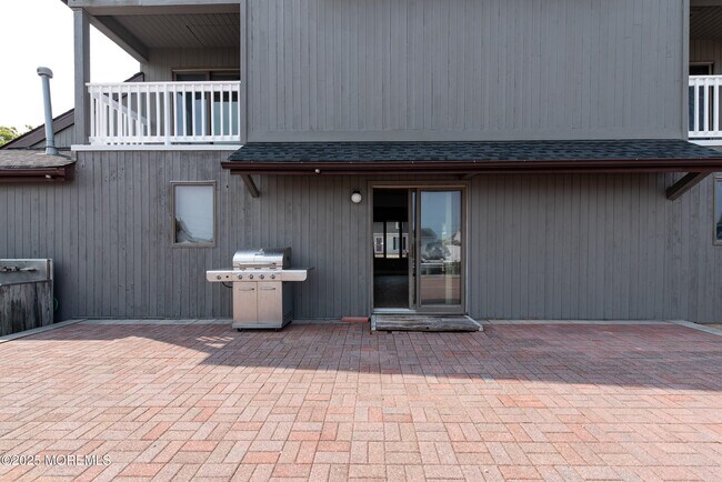 Building Photo - 813 Cable Dr
