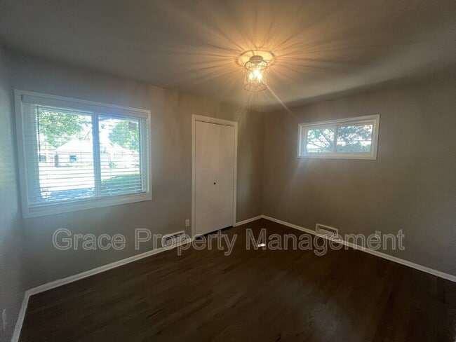 Building Photo - 4890 E Kansas Dr
