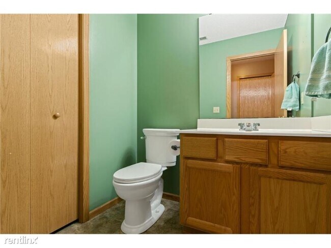 Building Photo - 2 br, 2 bath Townhome - 2056 Willow Cir