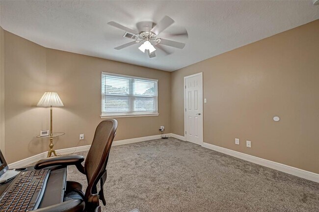 Building Photo - 502 Birdsong Dr