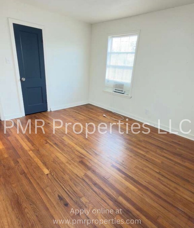 Building Photo - 3 Bedrooms/ 2 Bathrooms House