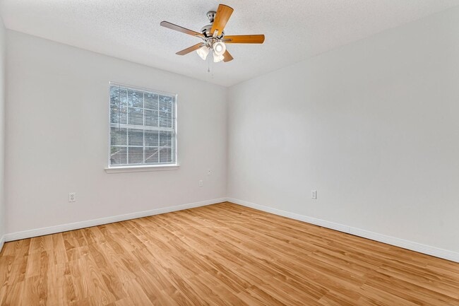 Building Photo - 3 Bedroom in Bluewater Bay!