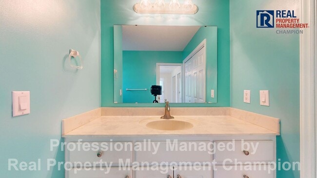 Building Photo - Vintage 3 Bedroom 2 Bathroom in the coveted Fairfield Harbour Subdivision!