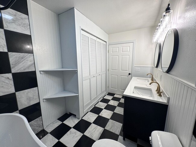 Building Photo - 2005 8th Ave N