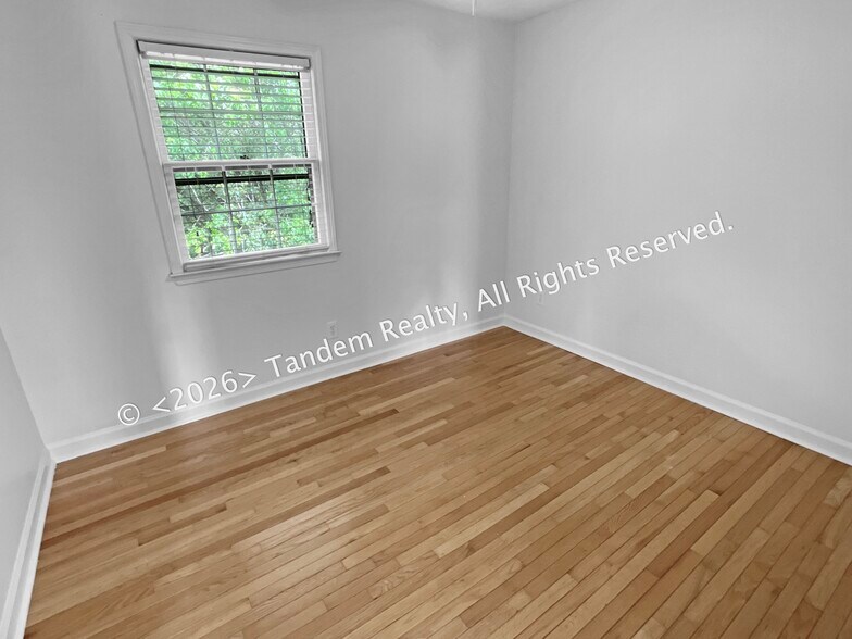 Building Photo - 309 Oakcrest Ct