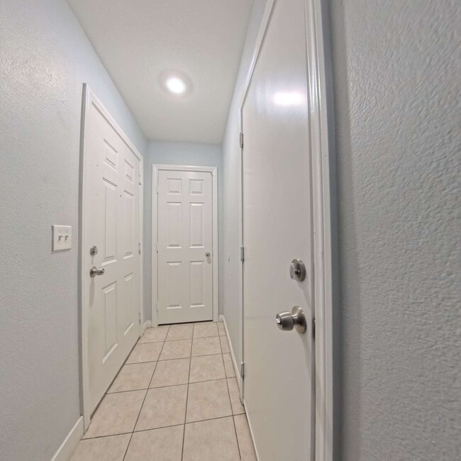 Building Photo - 2Bedroom With Attached Car Garage
