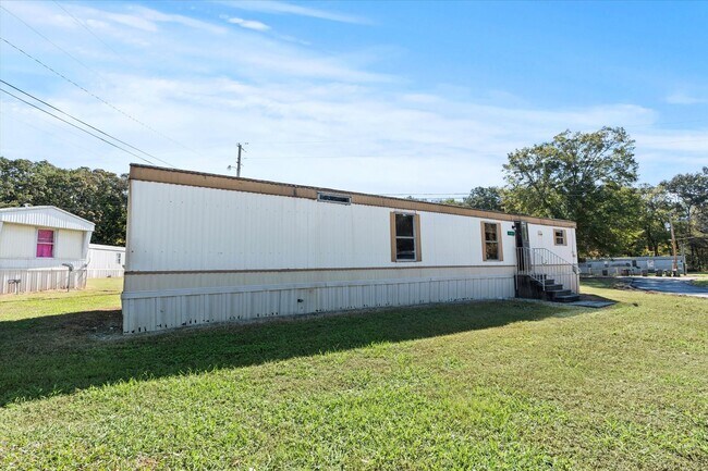 Building Photo - Updated 2BR/1BA Trailer in Muscle Shoals – Quiet Country Setting
