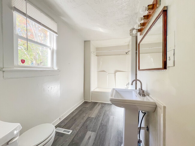 Building Photo - 142 Windsor Ave