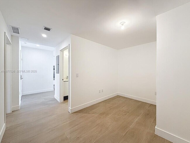 Building Photo - 700 NE 24th St