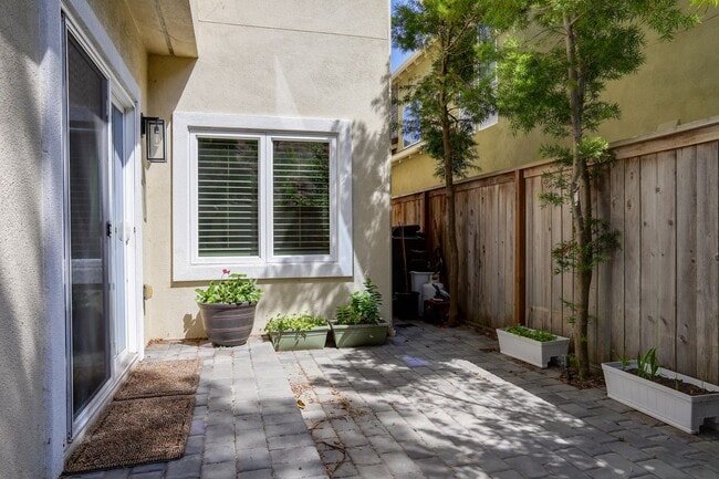 Building Photo - 4 Bed / 3 Bath San Bruno home in highly de...