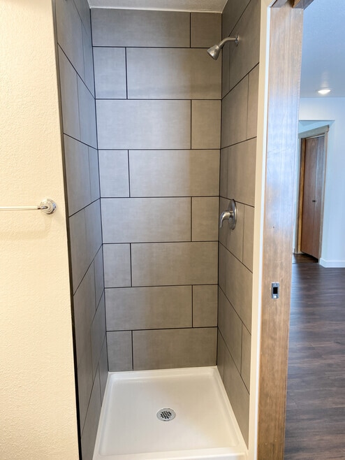 Shower - 719 SW 4th St