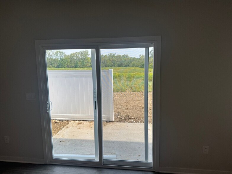 Building Photo - 1388 Marinelli Dr E